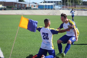 Miguel Mancilla, a la derecha, celebrando un gol del Deportivo Bories.