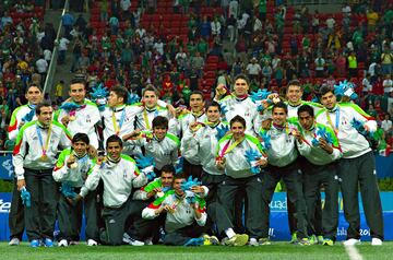 En octubre de 2011, con Guadalajara como sede, la Selección Mexicana Sub-22 se llevó la medalla de oro en los Juegos Panamericanos al derrotar 1-0 en la Final a Argentina. El certamen sirvió para probar a algunos jugadores que un año más tarde lograron la gloria en Londres. Oribe Peralta, quien reforzó al equipo, fue goleador del certamen con seis tantos.