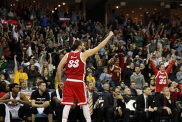 Marc Gasol celebra una canasta y la sanción de una falta a su favor.