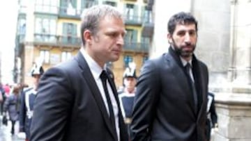 Pedja Savovic y Alex Mumbrú esperan una solución al conflicto.