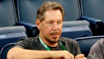 Larry Ellison, en la grada.