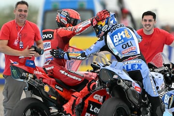 Los pilotos espa?oles, ?lex y Marc Mrquez, se felicitan tras acabar la carrera. 