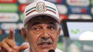 MEX05. CIUDAD DE MÉXICO (MÉXICO), 03/09/2018.- El entrenador brasileño Ricardo "El Tuca" Ferretti habla durante una rueda de prensa hoy, lunes 3 de septiembre de 2018, en Ciudad de México (México). Ferretti fue