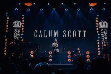 Lejos de ser un evento formal, la leyenda blanca quiso que reinara un ambiente íntimo y familiar, en el que artistas alemanes como Herbert Grönemeyer, Johannes Oerding, Lea y el cantante británico Calum Scott actuaron de forma altruista, invitados personalmente por Kroos.