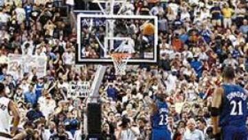 <b>EL PUNTO 32.292 ES EL ÚLTIMO.</B> Larry Brown, el entrenador de los Sixers de Filadelfia, ordenó al base Eric Snow que hiciera una falta a propósito para que Michael Jordan fuese por última vez en la NBA a la línea de tiros libres. Y, cuando quedaba 1:45 para que los Sixers firmasen el triunfo ante los Wizards (107-87 al final), Michael Jordan anotó los dos últimos puntos en su carrera, los números 32.291 y 32.292. Se retira con 30,12 puntos de media, el mejor promedio de anotación en la historia de la NBA.