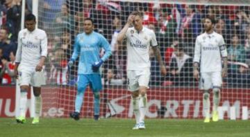 Los jugadores del Real Madrid tras el 1-1 de Aduriz. 