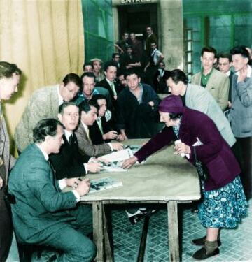 Ídolo de masas junto a otros componentes de la plantilla madridista como Di Stéfano, en primer plano, Miguel Muñoz y Paco Gento.