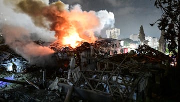 Fire Fighters work at an impact site following missile attack from Iran on Israel, at central Israel June 15, 2025. REUTERS/Yossi Zeliger ISRAEL OUT. NO COMMERCIAL OR EDITORIAL SALES IN ISRAEL