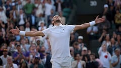 Lorenzo Musetti celebra su victoria contra Taylor Fritz en Wimbledon.