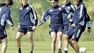 <B>ESFUERZO INÚTIL</B>. Roberto Ayala (en el centro) no se ha recuperado bien y será una importante baja.