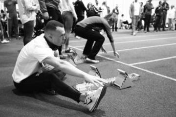 El atleta británico Richard Kilty calienta antes de comenzar la carrera de  de 60 metros lisos.
