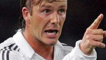 <B>INDIGNADO.</B> El centrocampista inglés no ocultó al final del partido su enfado por el incidente con Toda.