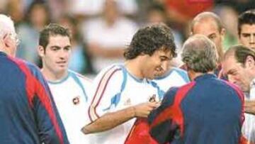 <b>MÍTICO.</b> Quini recibió un homenaje por parte de la Selección.