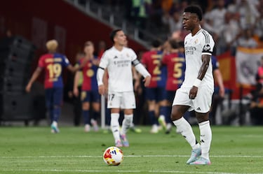 1-0. Vinicius con el balón en el centro del campo tras anotar Pedri el primer gol.