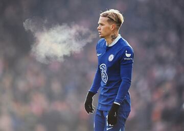El futbolista de 22 a?os firma por ocho temporadas y media con el conjunto londinense (Chelsea). El de Krasnograd, de esta forma, se ha convertido en uno de los fichajes m¨¢s importantes de este mercado invernal. Forjado en las categor¨ªas inferiores del Shakhtar Donetsk es una de las mayores promesas de la Premier.