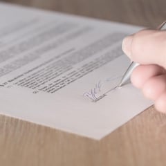 El motivo por el que los contratos se suelen firmar con bolígrafo de color azul