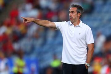 HUELVA, SPAIN - JUNE 25: Jorge Vilda, Head Coach of Spain gives their team instructions during the Women's International Friendly match between Spain and Australia at Estadio Nuevo Colombino on June 25, 2022 in Huelva, Spain. (Photo by Fran Santiago/Getty Images)