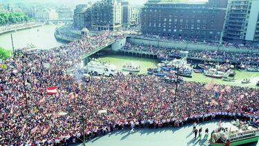 El Athletic, en la celebración con la gabarra de uno de sus títulos.