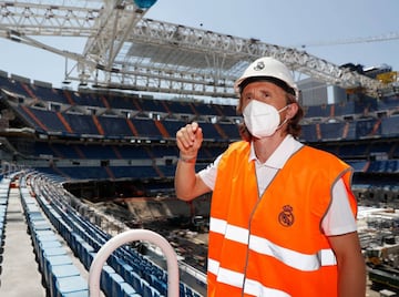 Luka Modrić con un casco de obrero del Real Madrid en el segundo anfiteatro.