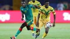 Mali&#039;s midfielder Diadie Samassekou (R) is marked by Mauritania&#039;s midfielder El Hacen EL Id during the 2019 Africa Cup of Nations (CAN) football match between Mali and Mauritania at the Suez Stadium in Suez on June 24, 2019. (Photo by FADEL SENN