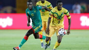 Mali's midfielder Diadie Samassekou (R) is marked by Mauritania's midfielder El Hacen EL Id during the 2019 Africa Cup of Nations (CAN) football match between Mali and Mauritania at the Suez Stadium in Suez on June 24, 2019. (Photo by FADEL SENN