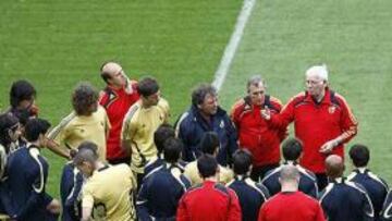 <b>TÁCTICOS.</b> La selección española recibió una charla táctica horas antes de su debut ante Rusia.