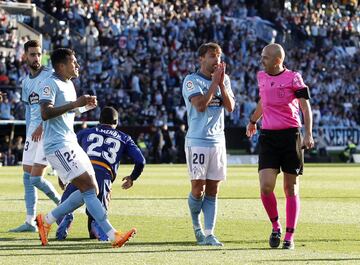 Protestas de los jugadores del Celta al árbitro González Fuertes tras pitar penalti de Kevin a Mendy. 