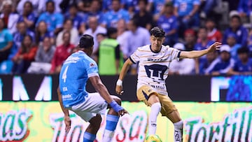 Willer Ditta (L) of Cruz Azul  fights for the ball kith Jorge Ruvalcaba (R) of Pumas during the 14th round match between Cruz Azul and Pumas UNAM as part of the Liga BBVA MX, Torneo Clausura 2025 at Cuauhtemoc Stadium, on April 05, 2025 in Puebla, Mexico.