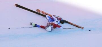 La esquiadora francesa Marie Marchand-Arvier sufre una caída durante el descenso de esquí alpino de los Juegos de Sochi 2014