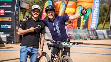 Carlos Checa, junto a Hermida, en la Andaluc&iacute;a Bike Race.