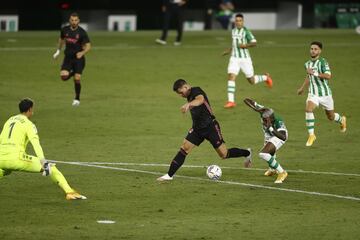 Jugada de la expulsión de Emerson. El árbitro De Burgos Bengoetxea, tras revisar la acción en el VAR, enseño la cartulina roja al brasileño por empujar a Luka Jovic.