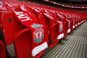 96 pa?uelos de Liverpool colocados para recordar a los que perdieron la vida hace 25 a?os en el desastre de Hillsborough. Antes de la semifinal de la FA Cup entre el Wigan Athletic y el Arsenal en el estadio de Wembley el 12 de abril de 2014 en Londres, Inglaterra.