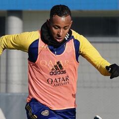 Battaglia incluye a Villa en la práctica de fútbol de Boca