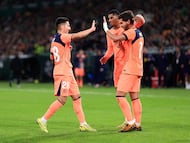 Los jugores del Barcelona celebran el 1-4 de Ferran Torres al Betis.