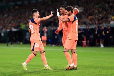 Los jugores del Barcelona celebran el 1-4 de Ferran Torres al Betis. 