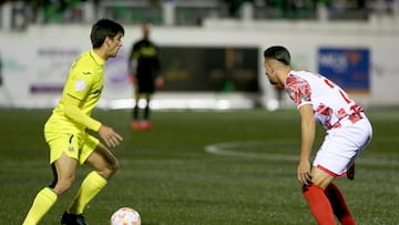 SALAMANCA, 20/12/2022.- El delantero del Villarreal, Gerard Moreno (i), con el bal¨®n ante el jugador del Guijuelo durante el encuentro correspondiente a la segunda eliminatoria de la Copa del Rey disputado hoy martes en Estadio Municipal Luis Ramos de la localidad salmantina. EFE/J.M.GARC?A.