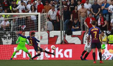 El jugador del Sevilla, Mercado, marca el 2-1 al Barcelona. 