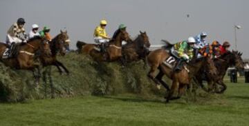 Jornada inaugural de la reunión de carreras de caballos del Grand Nátional Festival en el hipódromo de Aintree en Liverpool. Reunión anual de tres días que culmina en el Grand Nátional.