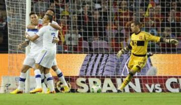 Los jugadores chilenos celebran el 0-1 de Vargas.