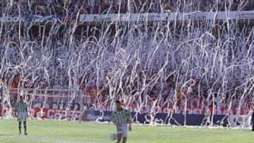 <b>A REVENTAR. </b>El Calderón se llenó para ver a uno de los rivales más fuertes de aquel año, el Betis.