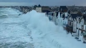 Las olas gigantes de la tormenta Ciara (febrero del 2020) rompen contra las casas de primera l&iacute;nea de mar de Saint-Malo&ugrave;, en la breta&ntilde;a francesa, el sitio con las mareas m&aacute;s altas de Europa. 