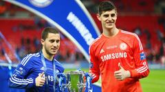 Eden Hazard y Thibaut Courtois celebrando la Copa de la Liga inglesa ganada con el Chelsea en 2015.