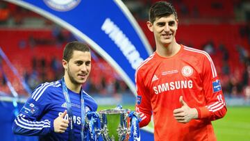 Eden Hazard y Thibaut Courtois celebrando la Copa de la Liga inglesa ganada con el Chelsea en 2015.