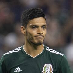 Raúl Jiménez falla su primer penal con Selección Mexicana