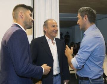 Numerosas personalidades del mundo del deporte han arropado a Petón en la presentación de ¿Quién dijo rendirse?, su libro sobre Carlos Matallanas, al que Fernando Torres pone como ejemplo por su "humildad, compromiso y espíritu competitivo".