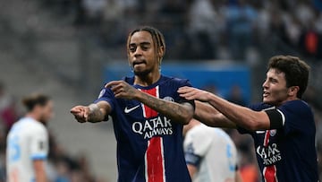 Bradley Barcola celebra un gol con Joao Neves.