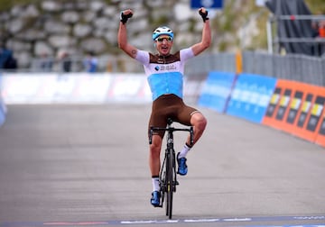 Esteban Chaves y Miguel Ángel López protagonistas de la etapa 17 en el Giro de Italia. El pedalista del Mitchelton - Scott  terminó segundo, mientras que el corredor del Astana subió un puesto en la general.