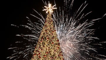 Encendido de las luces de Navidad 2024 en la Puerta del Sol, a 28 de noviembre de 2024, en Madrid (España). Este año, el seleccionador nacional de fútbol, Luis de la Fuente, es quien se encarga de activar el alumbrado desde la Puerta del Sol en un acto que tendrá el toque musical del cantante Álvaro de Luna. En la Navidad madrileña 2024-2025 lucirán 7.100 cadenetas luminosas, 121 cerezos, 10 grandes abetos iluminados y varios Belenes figurativos. Como novedad, este año se estrena un nuevo diseño de árbol de Navidad en la Puerta del Sol, midiendo 37 metros de altura, A ello se suma la figura de un ángel gigante con 18 metros y 36.400 puntos de luz que iluminará la plaza de Colón. Estas luces iluminarán la ciudad hasta el 6 de enero de 2025, el día de los Reyes Magos.
28 NOVIEMBRE 2024;ENCENDIDO;LUCES;NAVIDAD;AMBIENTE NAVIDEÑO;DECORACIÓN;DECORACIÓN NAVIDEÑA;ÁRBOL DE NAVIDAD;
A. Pérez Meca / Europa Press
28/11/2024