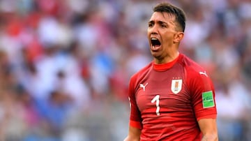 El actual arquero del Galatasaray firmó con el equipo turco hasta junio del 2021. A sus 33 años es un inamovible en el arco de Uruguay donde ha jugado los últimos tres mundiales, además también ha jugado con la Lazio en la Serie A.
