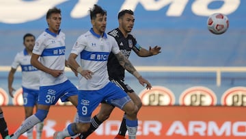 Futbol, Universidad Catolica vs Colo Colo
 Fecha 11, campeonato Nacional 2021.
 El jugador de Universidad Catolica Fernando Zampedri, centro, disputa el balon con  Branco Ampuero de  Colo Colo durante el partido de primera division realizado en el estadio San Carlos de Apoquindo, en Santiago, Chile.
 17/07/2021
 Dragomir Yankovic/Photosport
 
 Football, Universidad Catolica vs Colo Colo
 Eleventh date, 2021 National Championship.
 Universidad Catolica&#039;s player Fernando Zampedri, center, battles for the ball against Branco Ampuero of  Colo Colo during the first division match held at the San Carlos de Apoquindo stadium in Santiago, Chile.
 17/07/2021
 Dragomir Yankovic/Photosport